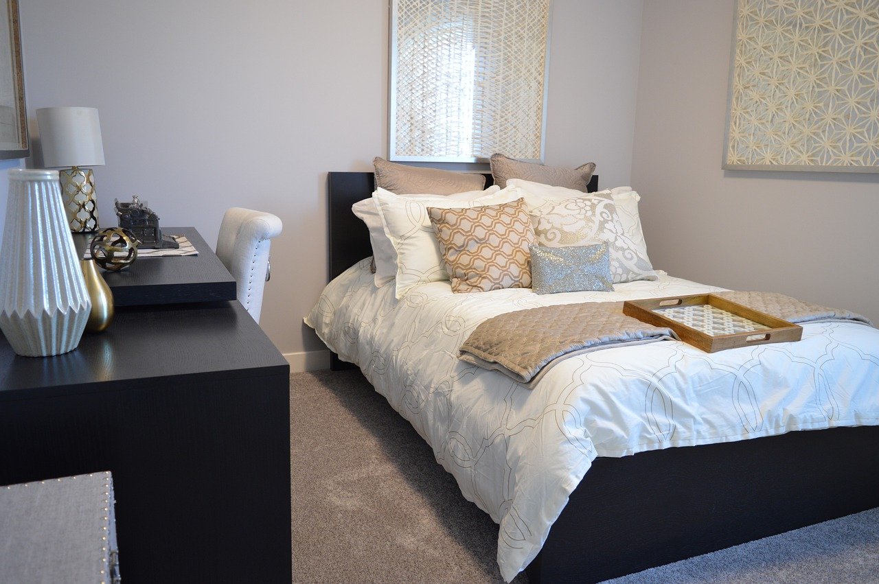 10 prostych sposobów, aby uczynić sypialnię miejscem komfortu